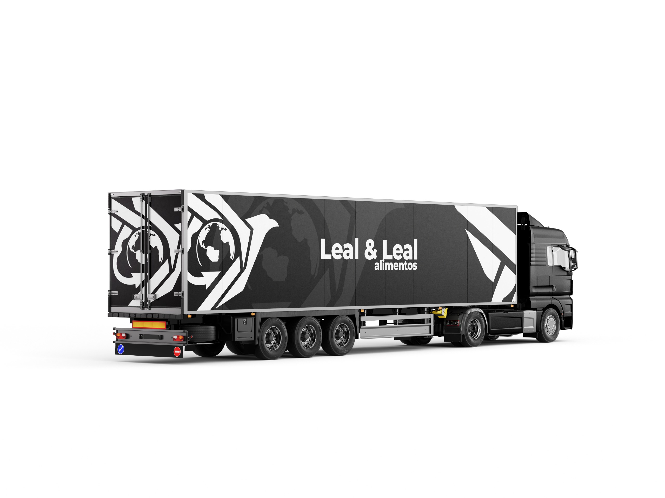 Caminhão da frota Leal & Leal Alimentos em rodovia